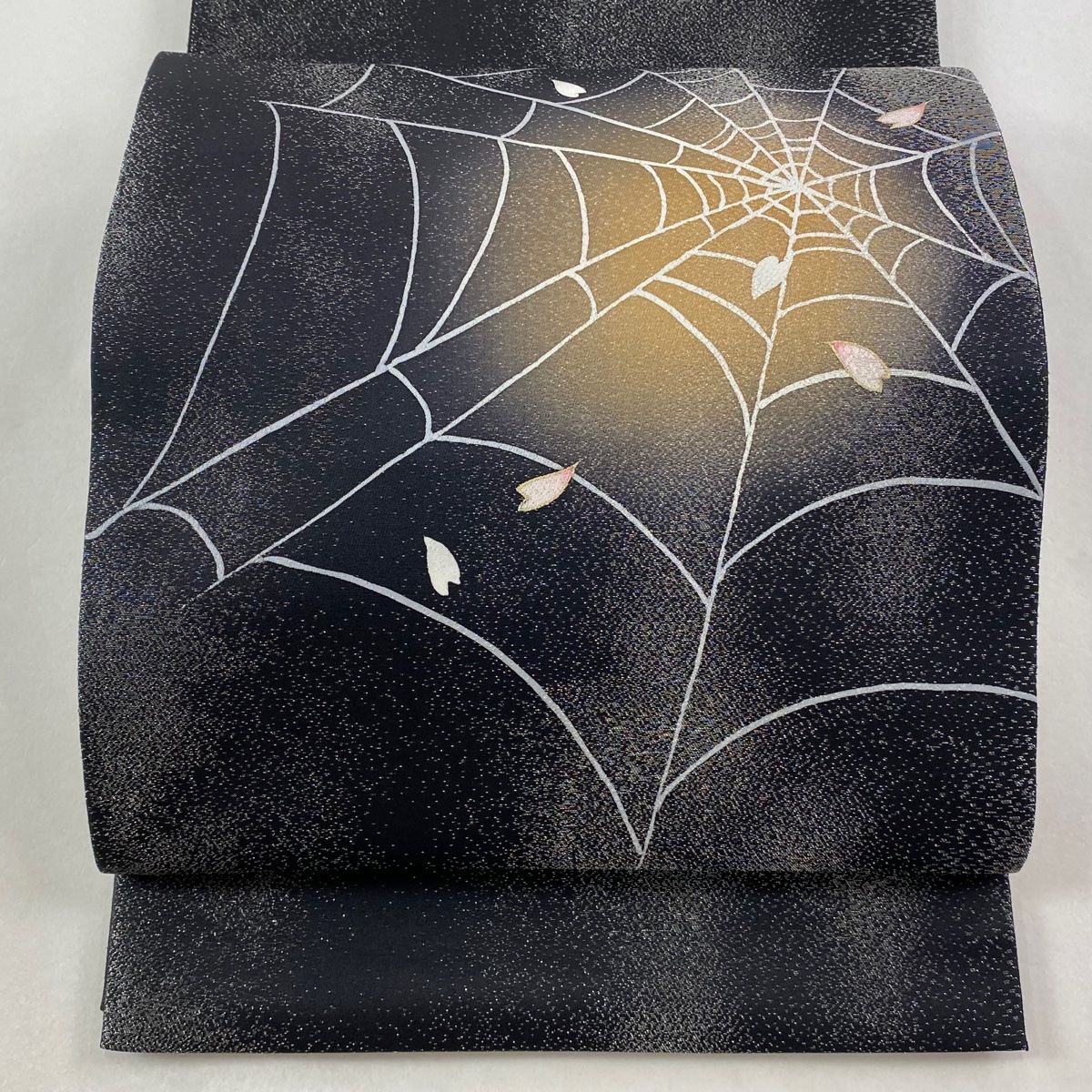美品】 袋帯 逸品 落款 蜘蛛の巣 桜の花びら 銀通し 金彩 黒 お太鼓柄