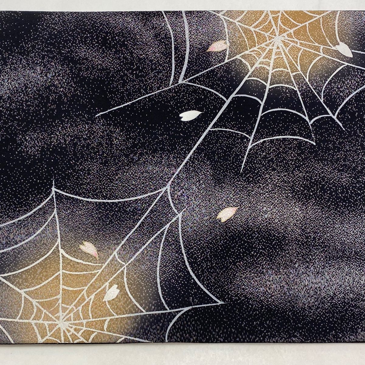 美品】 袋帯 逸品 落款 蜘蛛の巣 桜の花びら 銀通し 金彩 黒 お太鼓柄