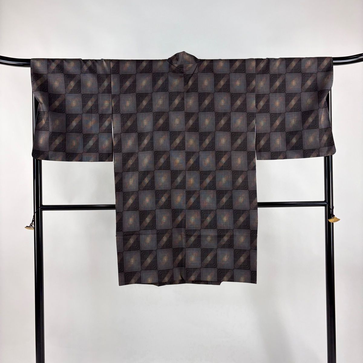 道中着 身丈101 cm 裄丈67 M 和装コート 紬地 ほていや 渦巻き 幾何学 焦茶色 正絹 秀品