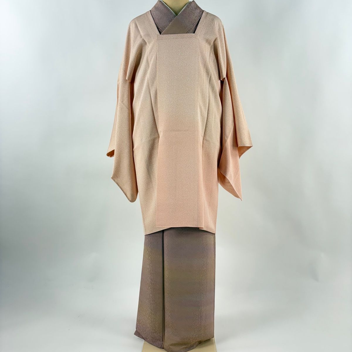 道行 身丈93.5 cm 裄丈67 M 熊谷好博子 和装コート 角衿 落款 幾何学模様 ぼかし 薄ピンク 正絹 秀品