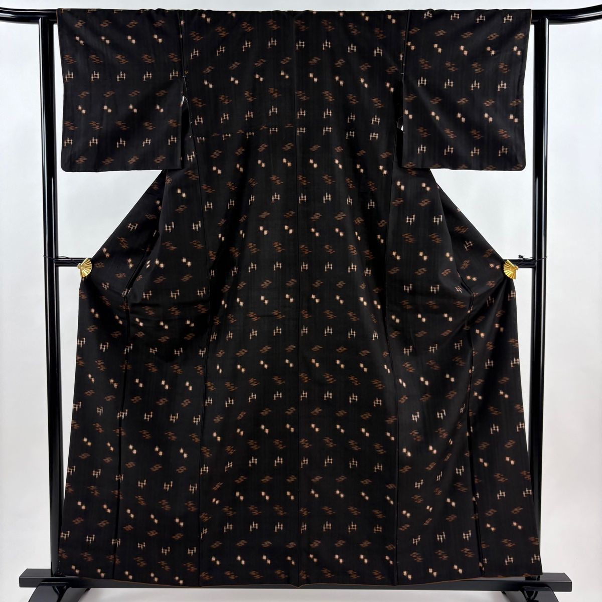 紬 身丈159 5 cm 裄丈62 S 袷 燕 幾何学模様 墨色 正絹 秀品