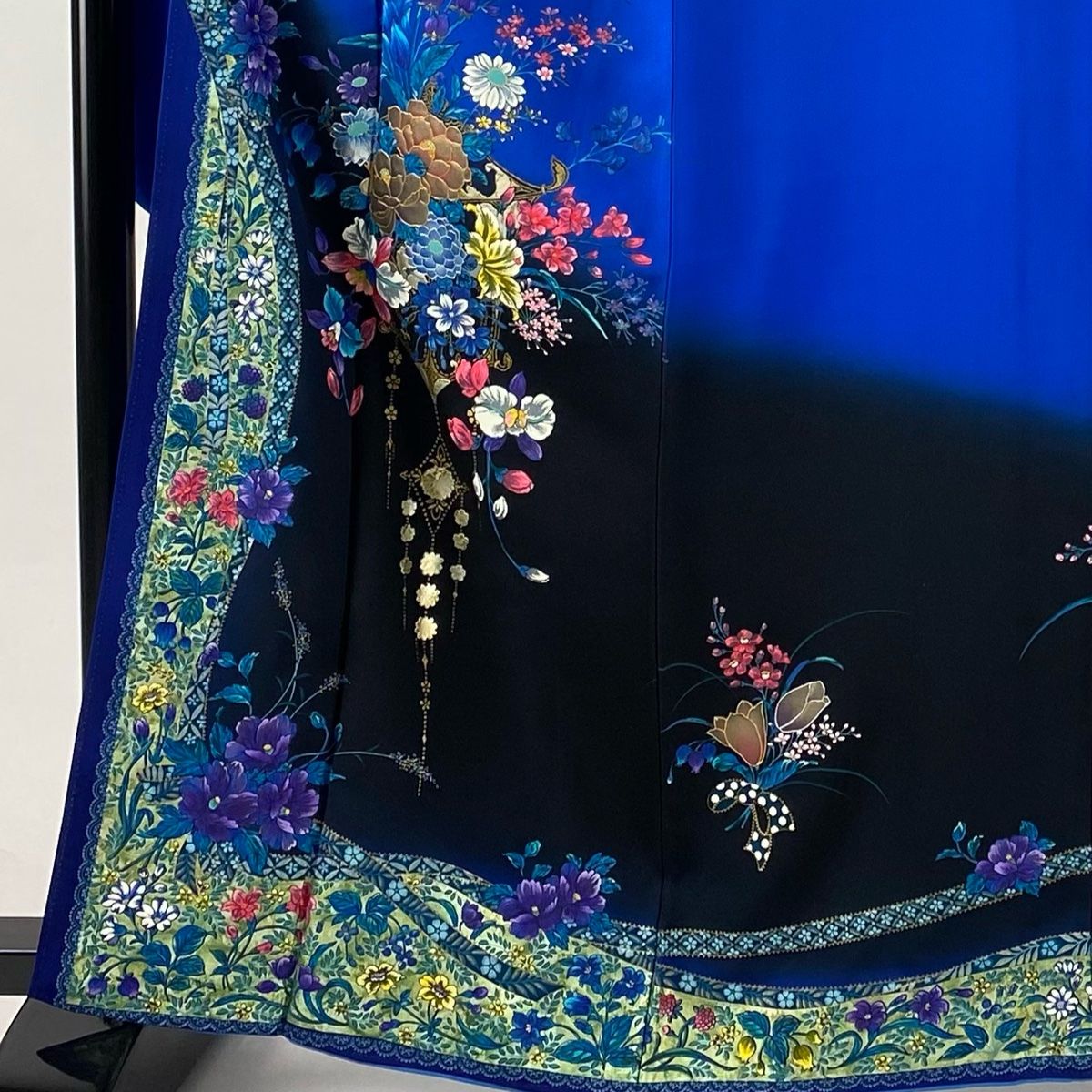 振袖 身丈163 cm 裄丈66 M 袷 落款 草花 金銀彩 染め分け 青 正絹 秀品