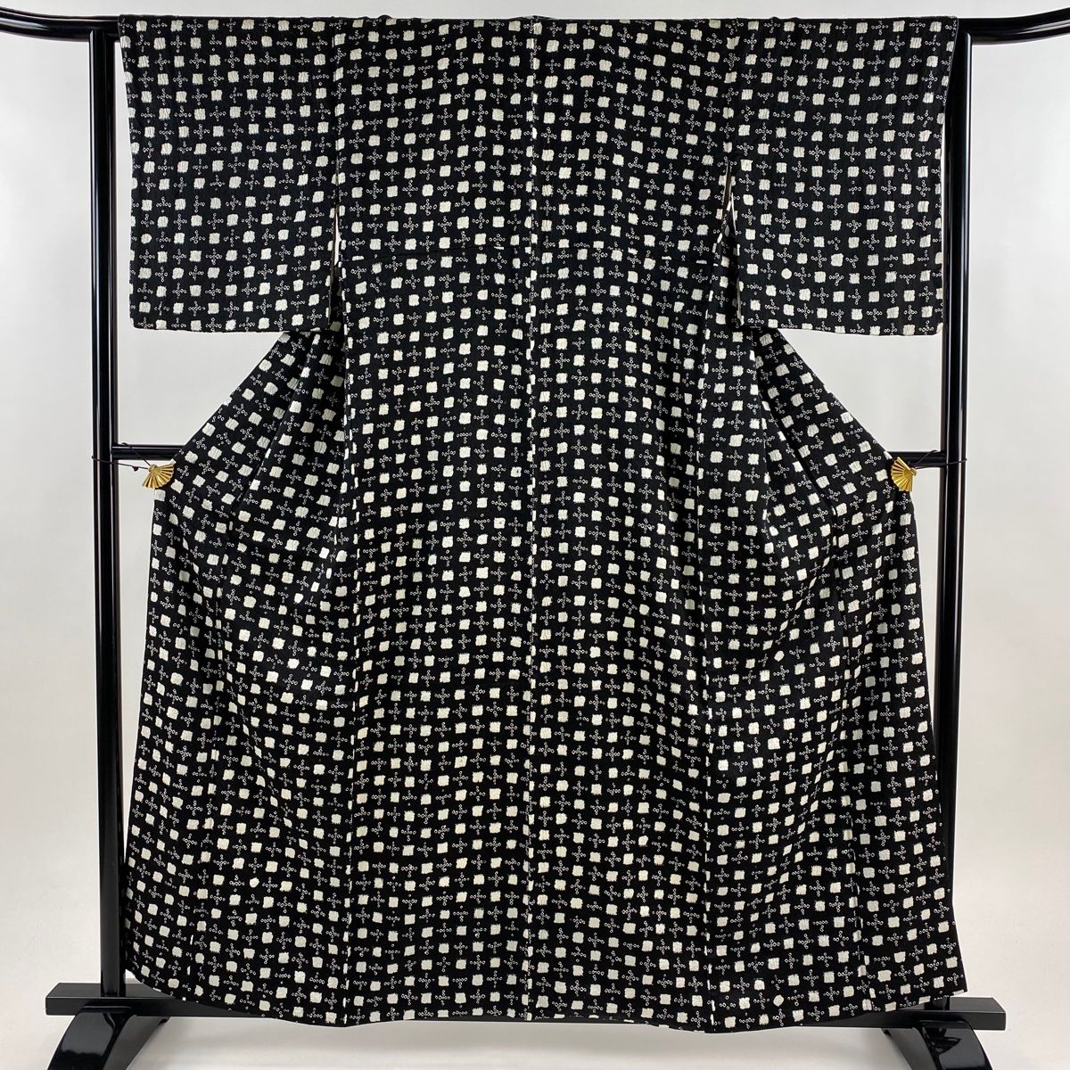 美品】 小紋 身丈159cm 裄丈64cm M 袷 幾何学模様 絞り 黒 正絹 秀品
