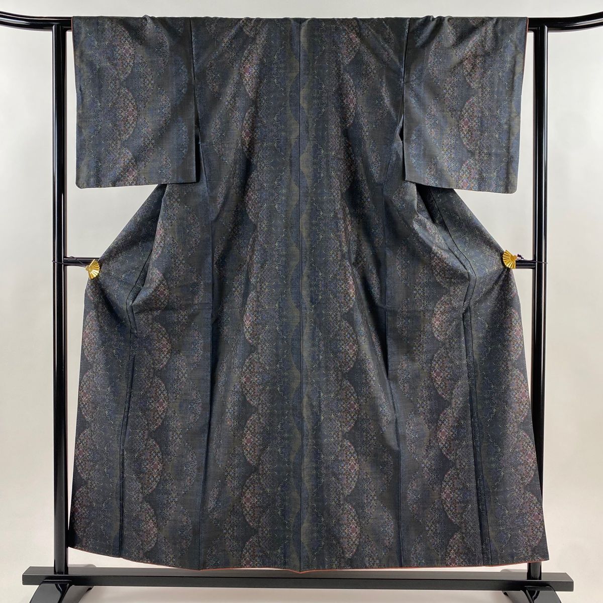 【美品】 大島紬 身丈155.5cm 裄丈62cm S 袷 証紙 華文 幾何学模様 泥染 墨色 正絹 名品 【】