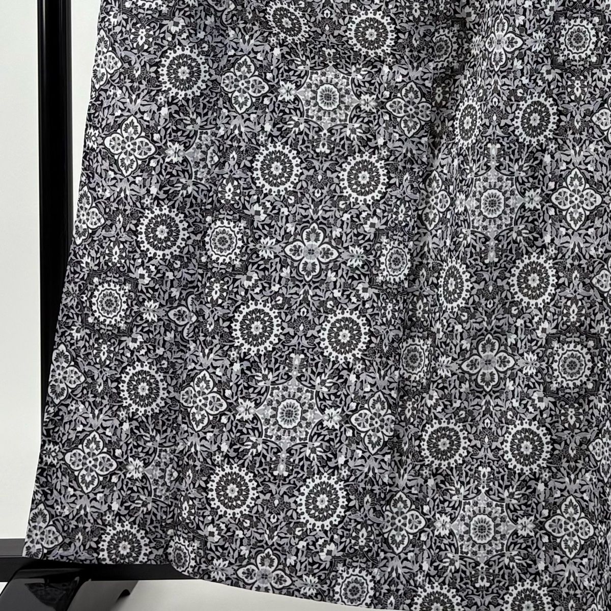 小紋 身丈162.5 cm 裄丈67 M 単衣 華文 草花 銀彩 黒 正絹