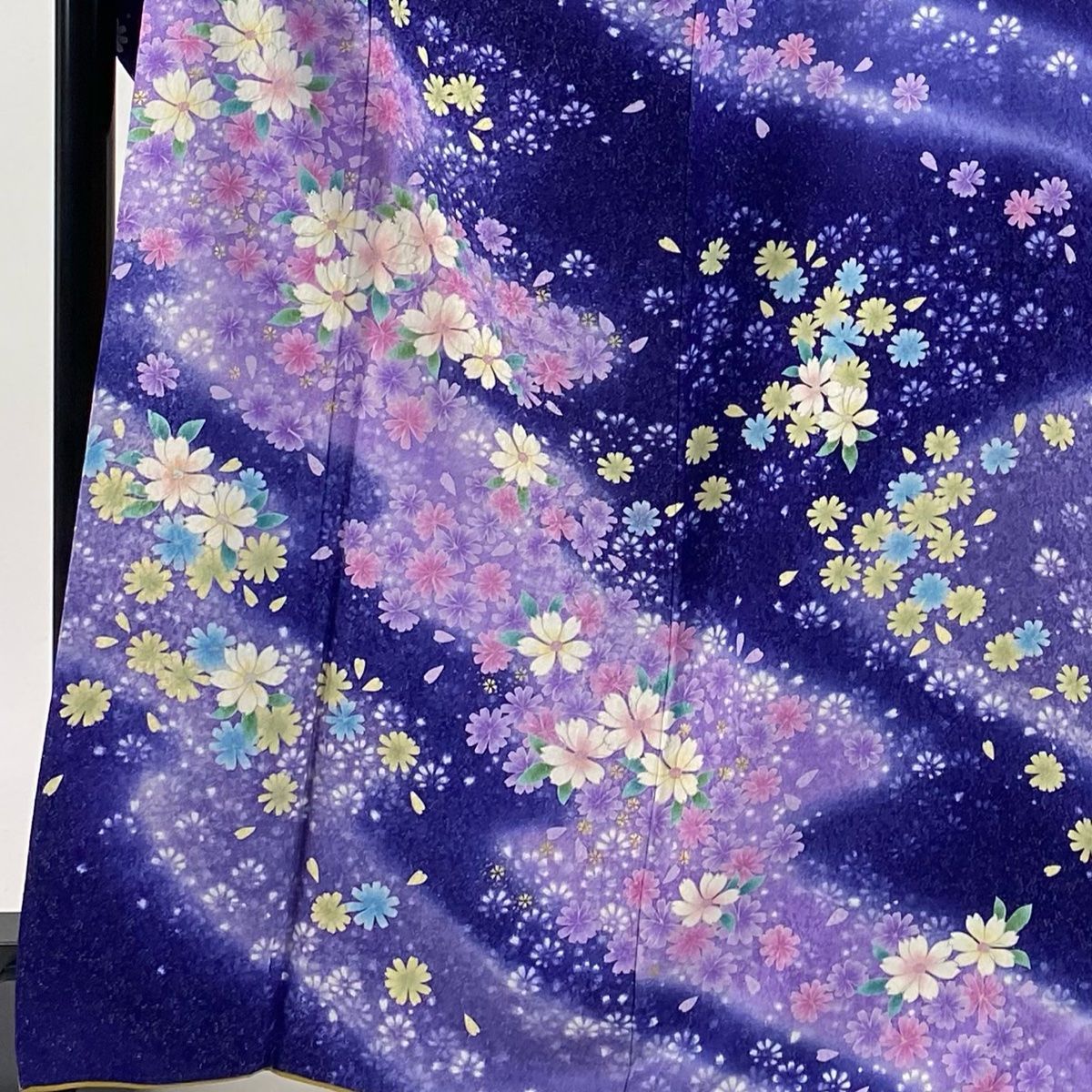 振袖 身丈169 cm 裄丈66.5 M 袷 草花 花びら 銀通し 金彩 濃紺 正絹