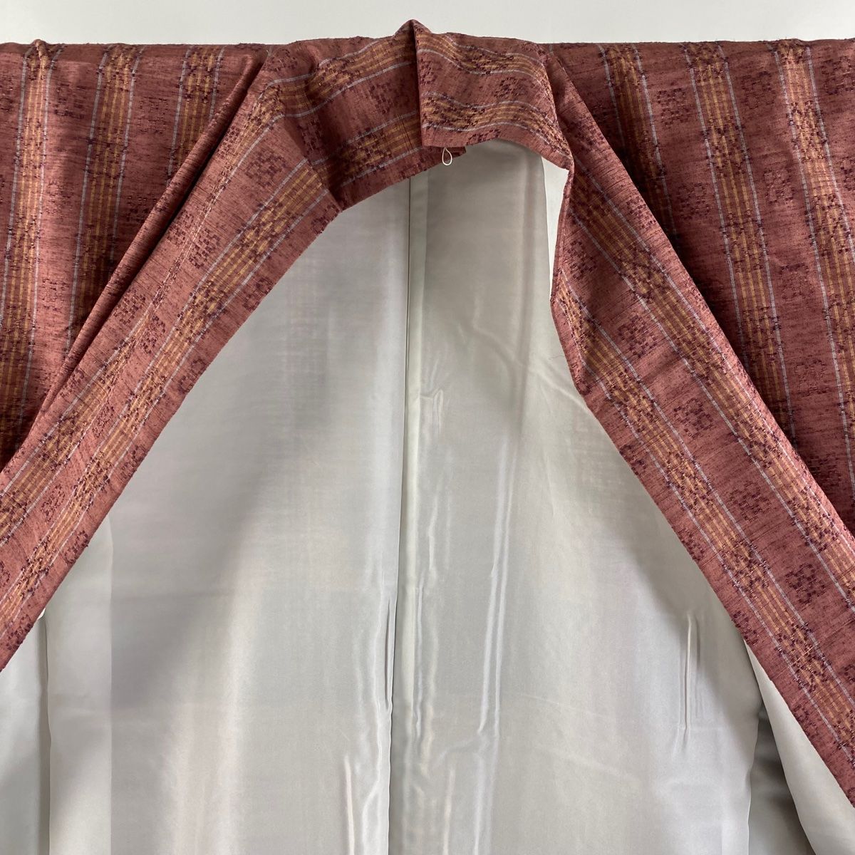  紬 身丈162.5 cm 裄丈65 M 袷 証紙 縞 幾何学 花織 小豆色 正絹 紬 着物