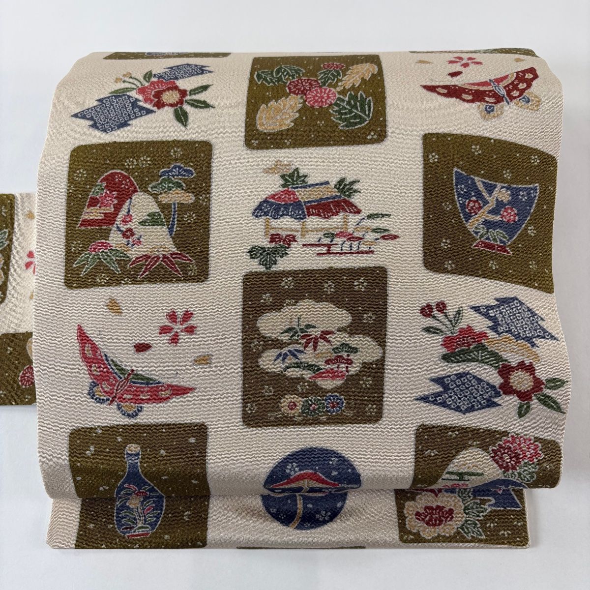 名古屋帯 秀品 草花 蝶 縮緬 薄茶色 正絹