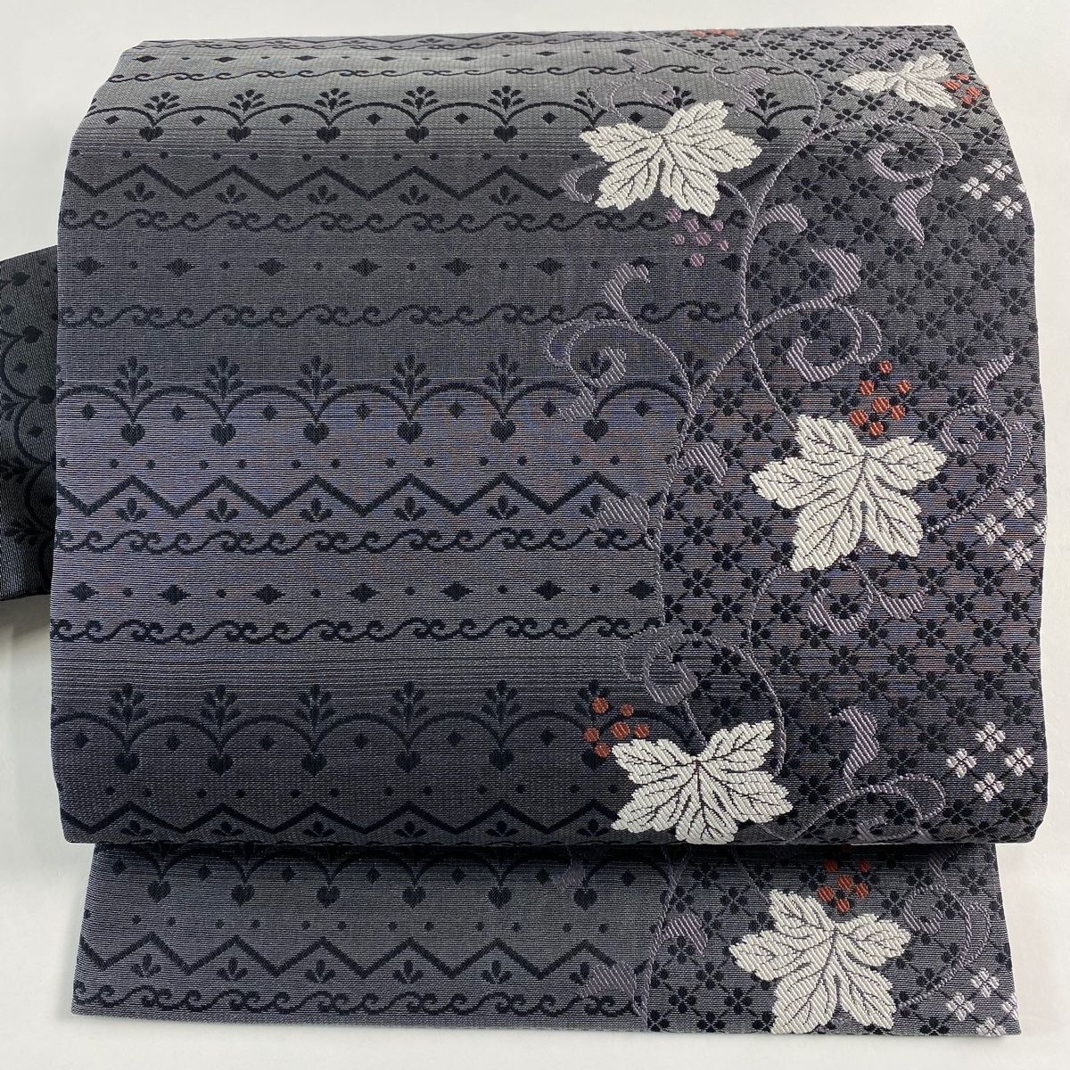 名古屋帯 秀品 葡萄唐草 段縞 黒灰 正絹