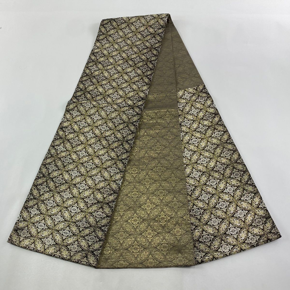 【新品レア】在外秘宝 本金二重箔 袋帯 恵夢雄余留 見高見面任 正絹100% 美品】 袋帯 名品 桝屋高尾 落款 ねん金綴錦 段霞文 金銀糸 箔 灰白 全