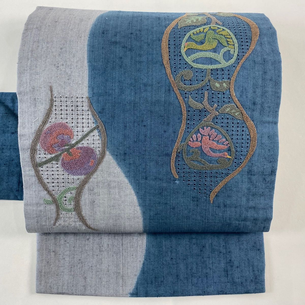 名古屋帯 秀品 紬地 草花 鳥 相良刺繍 藍色 正絹