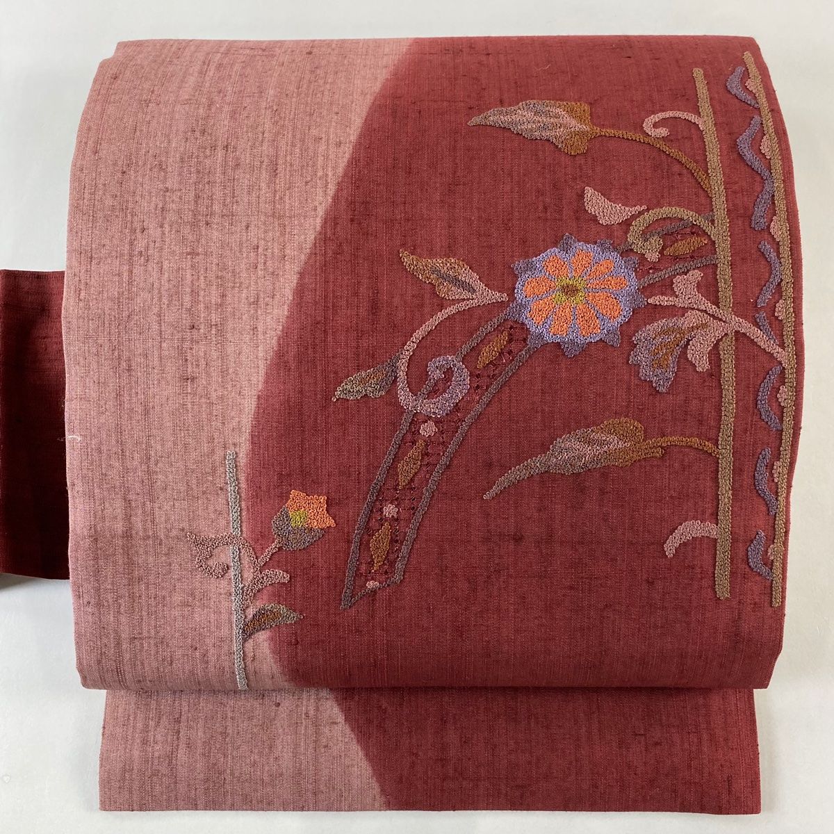 名古屋帯 秀品 紬地 草花 相良刺繍 小豆色 正絹