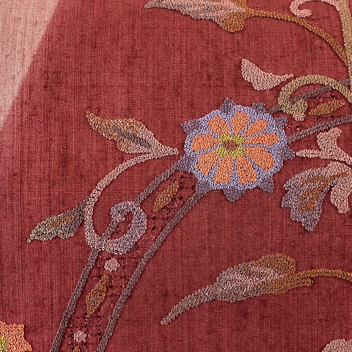 名古屋帯 秀品 紬地 草花 相良刺繍 小豆色 正絹