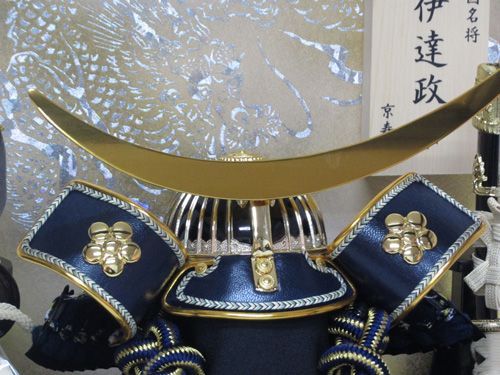 端午の節句五月人形 8号伊達兜ケース飾り 間口３３ｃｍ奥行き２３ｃｍ高さ３０ｃｍ ケース外寸 YN21881GKC