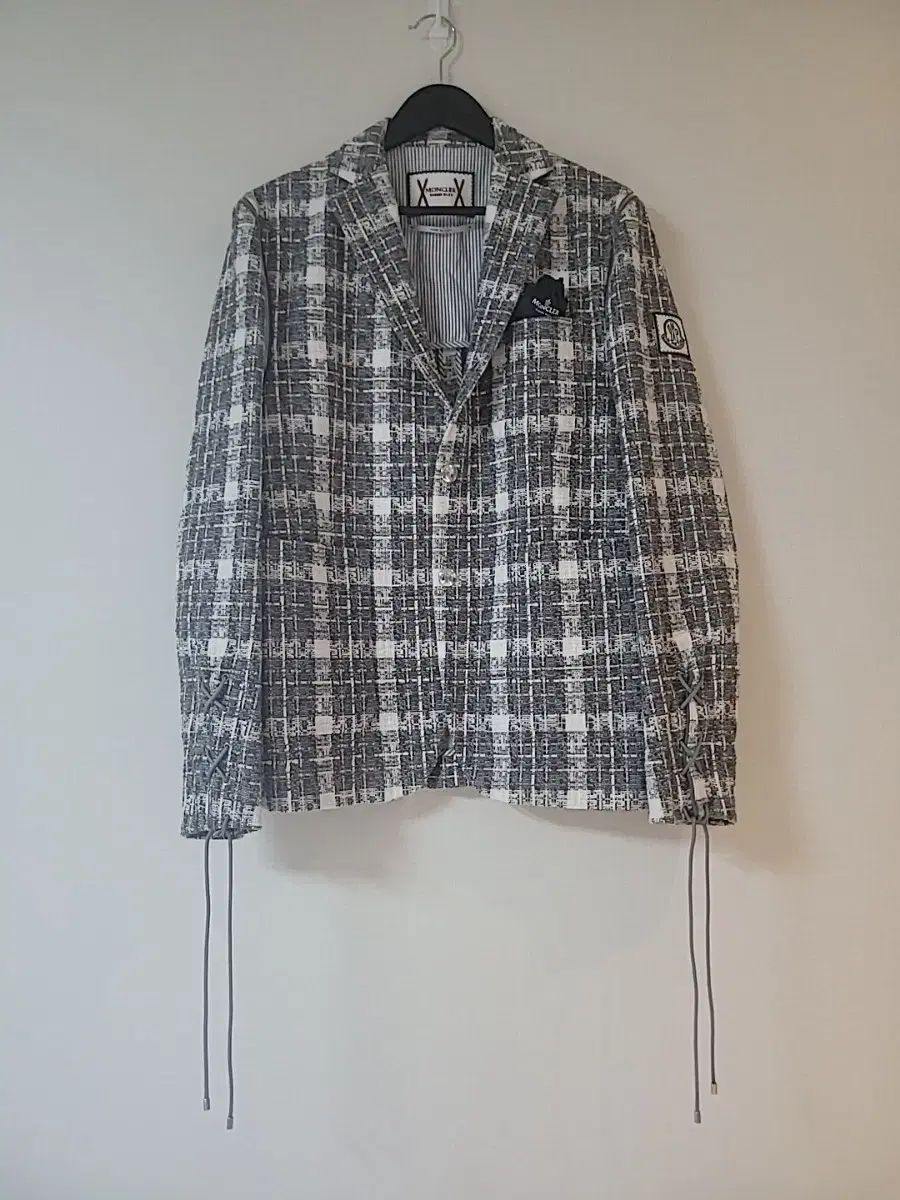 モデル トム ブラウン x モンクレール ガンマブルー オールオーバー 刺繍 テクニカル ジャケット