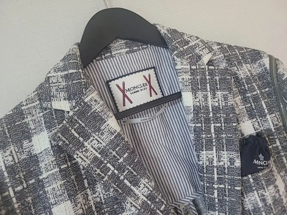 モデル トム ブラウン x モンクレール ガンマブルー オールオーバー 刺繍 テクニカル ジャケット