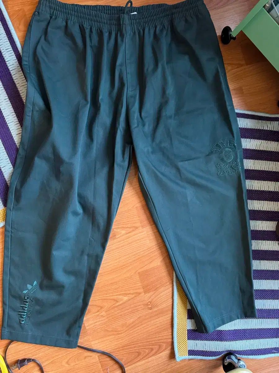 アディダス GRAPHICS CAMPUS CHINO PANTS