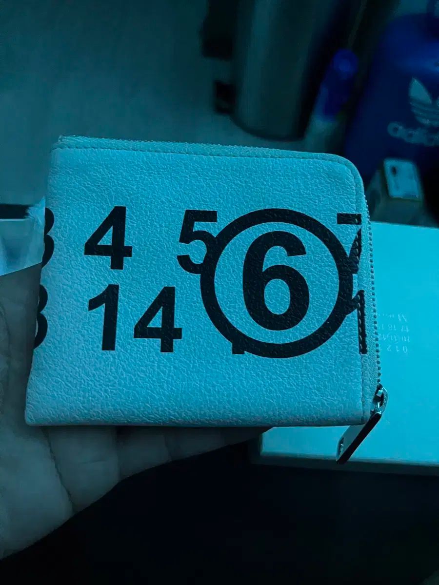 ジッパー二つ折り財布