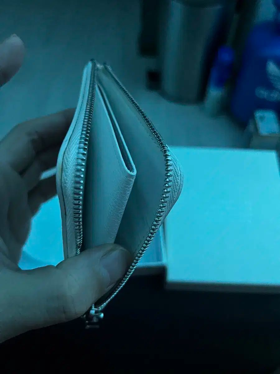 ジッパー二つ折り財布