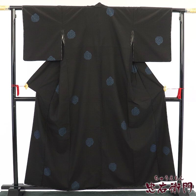 大島紬 紬着物 袷 レディース 正絹 黒 薔薇 柄八掛 小粋 身丈163 cm 裄丈65 M～Lサイズ相当
