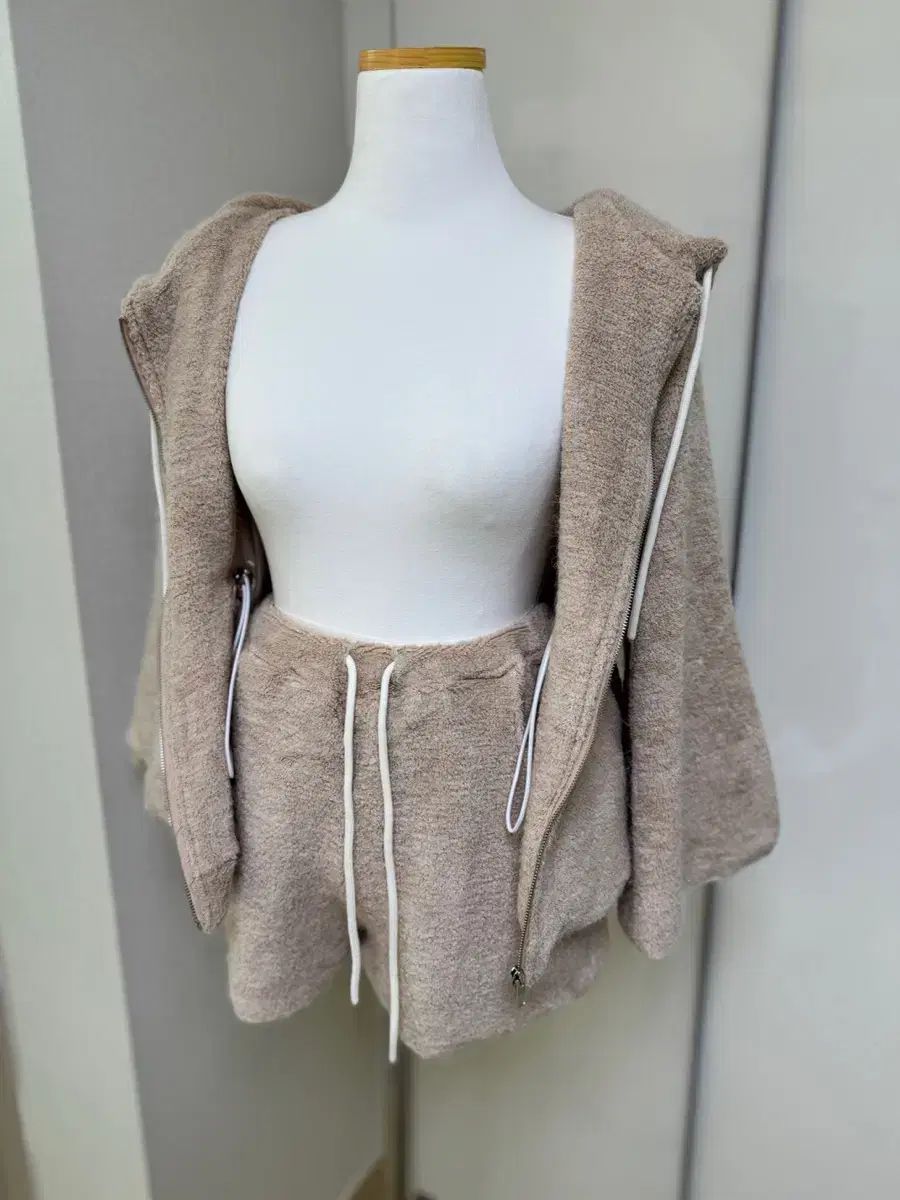 ジップアップパーカー