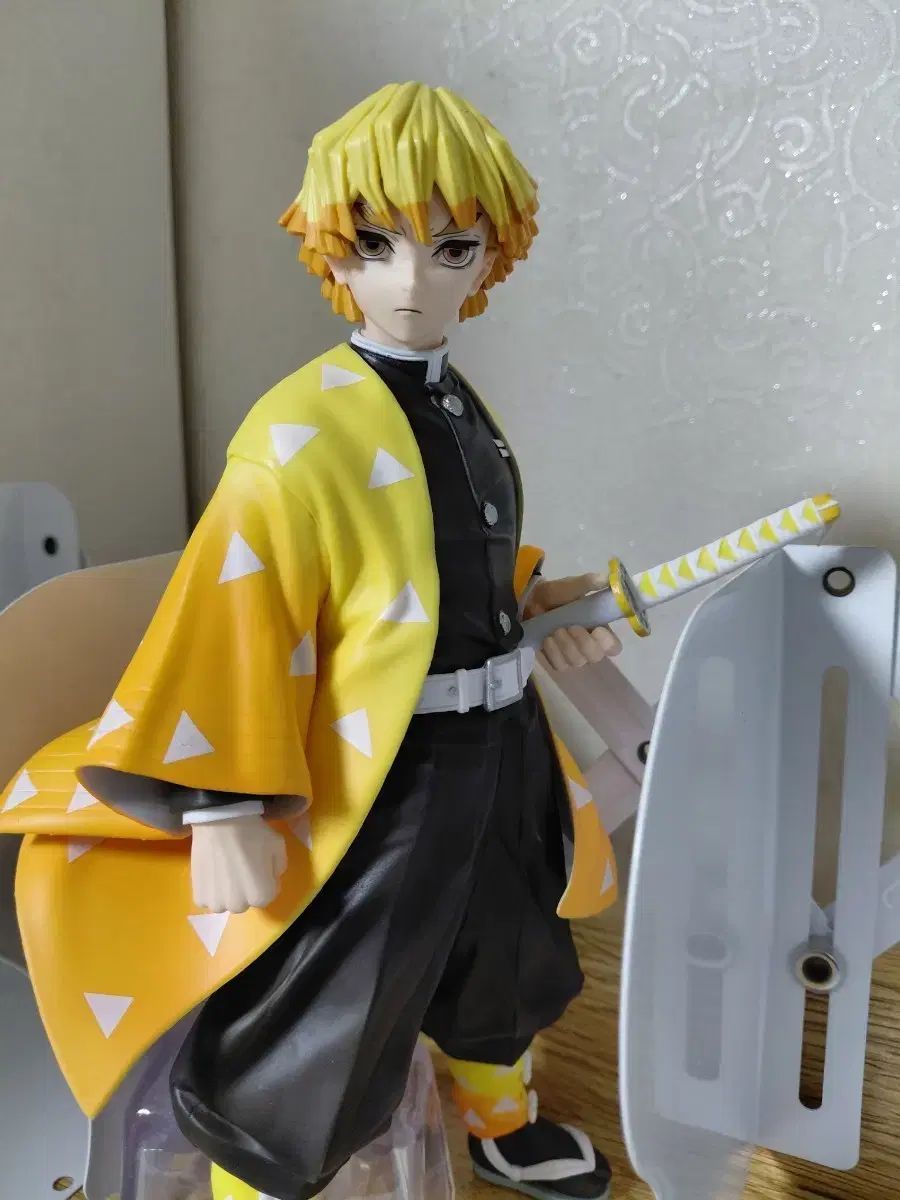 写真の 商品は の我妻 善逸 フィギュア A版