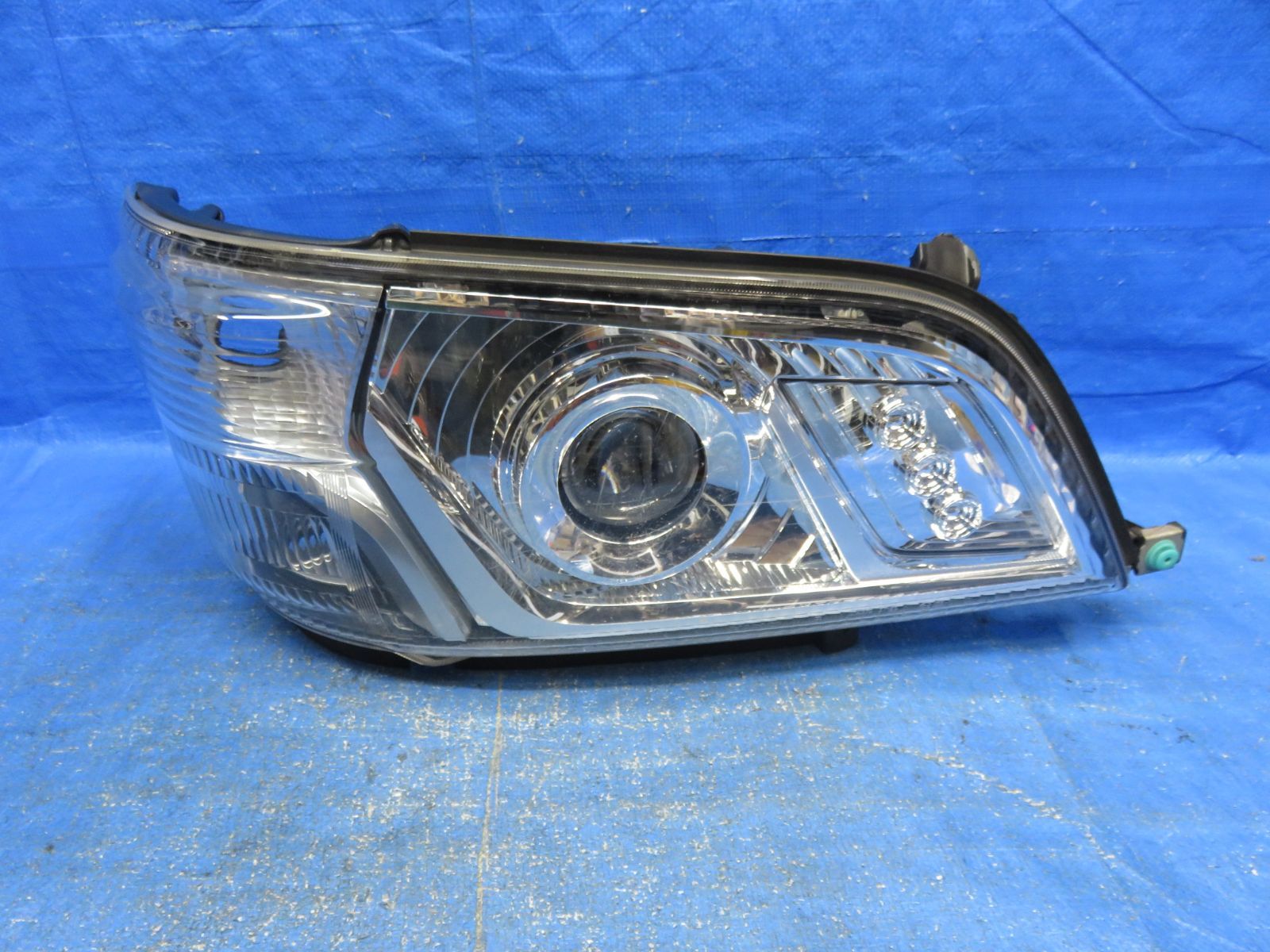 LA7540* 現状渡し ダイナ XZC600/XZU700 (右) ヘッドライト/LED ヘッド