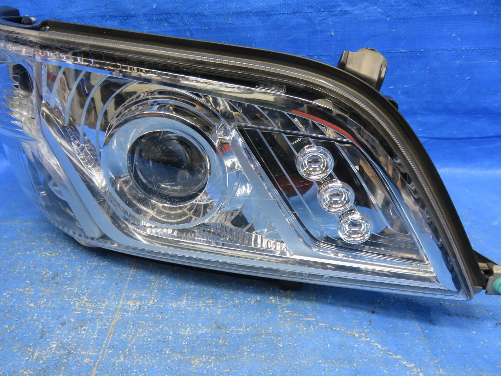 LA7540* 現状渡し ダイナ XZC600/XZU700 (右) ヘッドライト/LED ヘッド