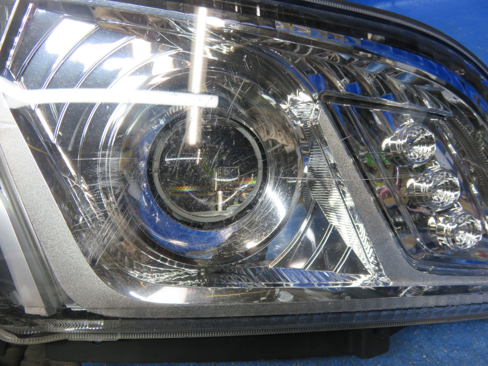 LA7540* 現状渡し ダイナ XZC600/XZU700 (右) ヘッドライト/LED ヘッド