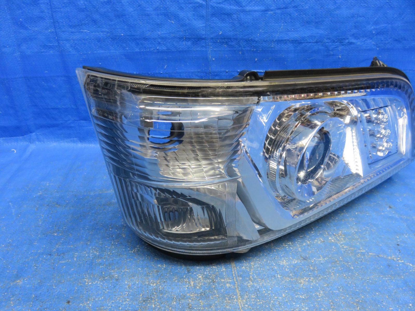 LA7540* 現状渡し ダイナ XZC600/XZU700 (右) ヘッドライト/LED ヘッド