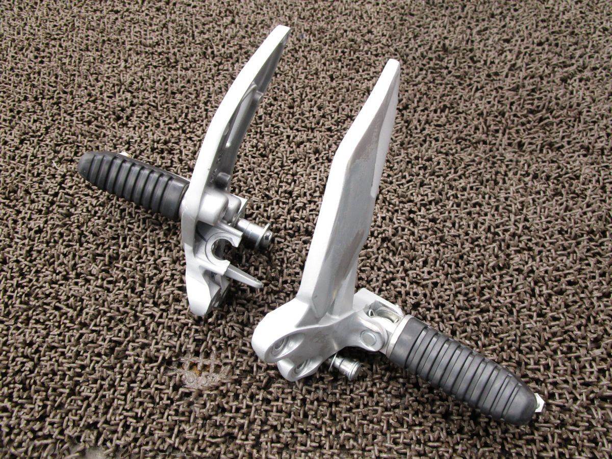 ジクサーSF 250 メインステップ ステー 左右 A 8192 ED 22 スズキ EJA 1 GIXXER 動画有 FI インジェクション ABS