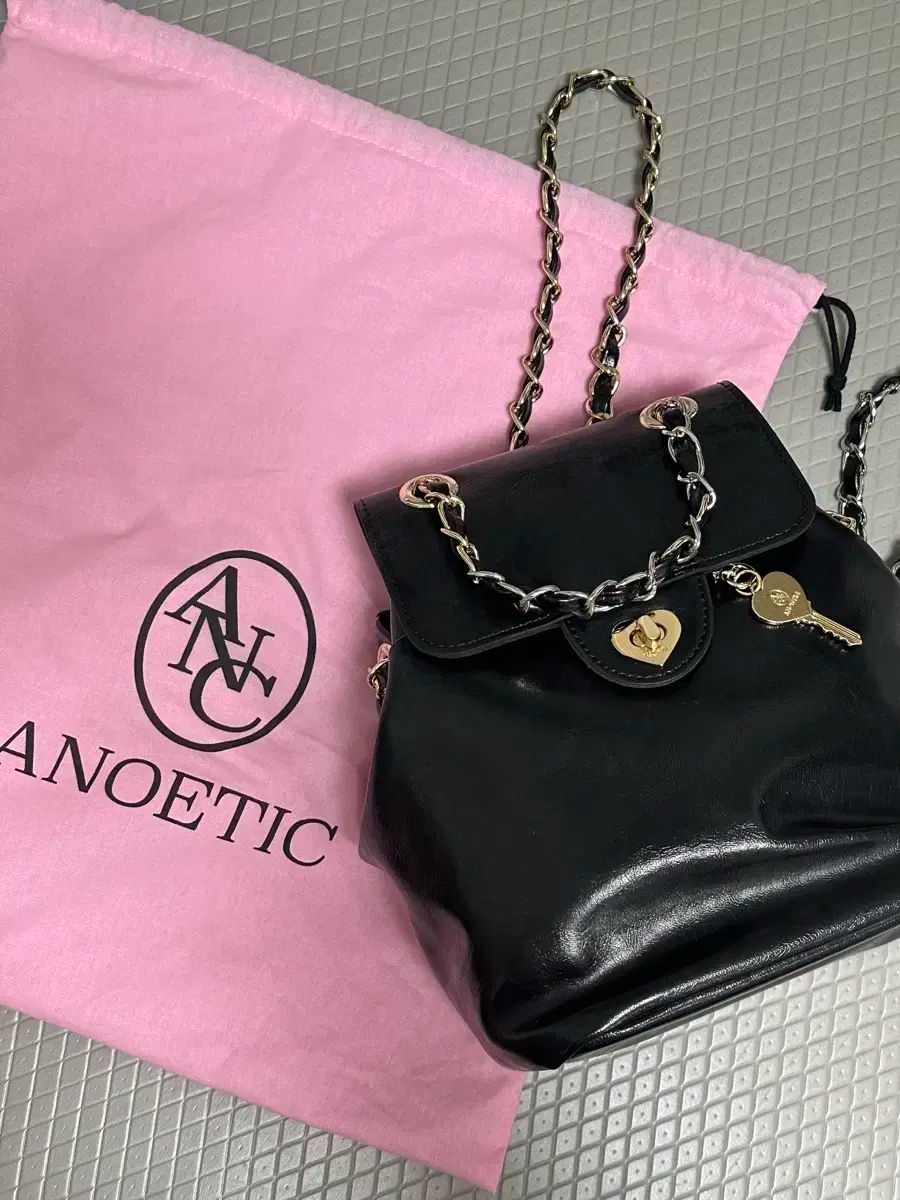 アノエティック ハート Classic チェーンバッグ ブラック モデル