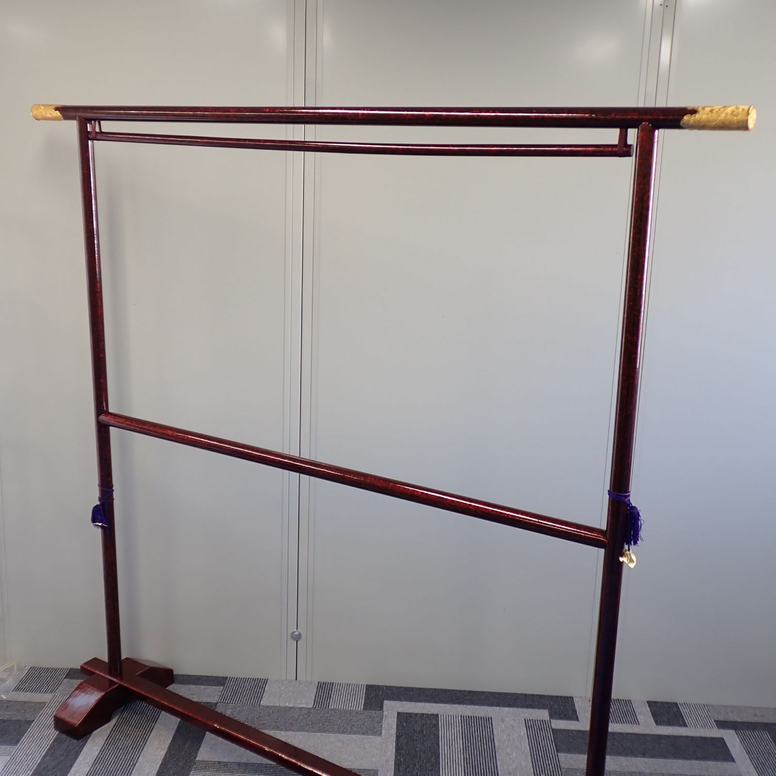 衣桁 帯掛 朱塗 漆塗 木製 端金金具 上部横幅184 cm 高174 呉服 着物 和服 家具 店舗 民具 ディスプレイ 分解可 直接引取可 在庫多数 15226 15228