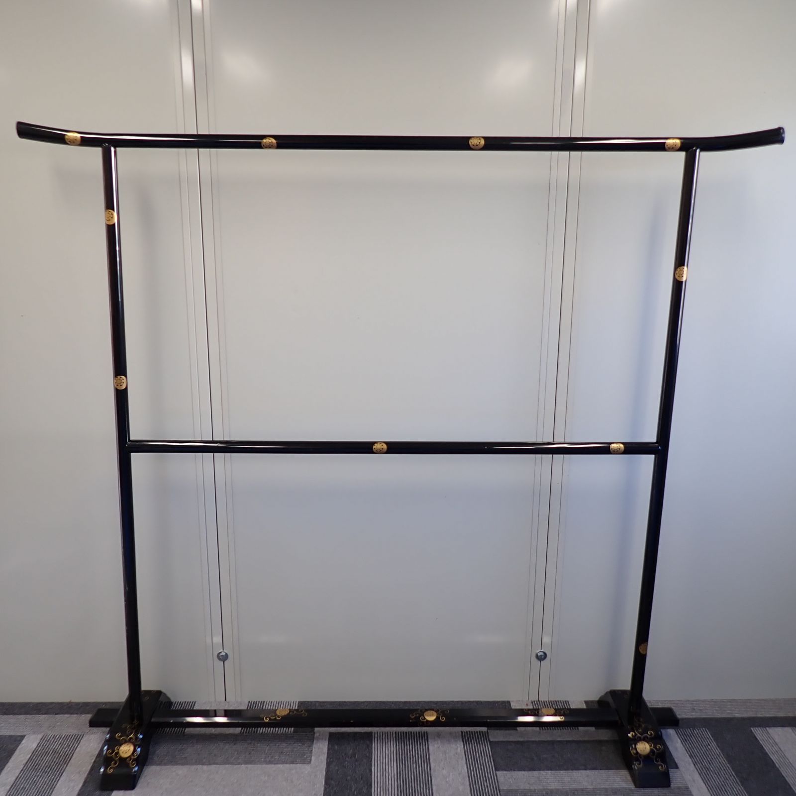 衣桁 帯掛 漆塗 黒塗 唐草金蒔絵 時代物 木製 端金金具 上部横幅183cm