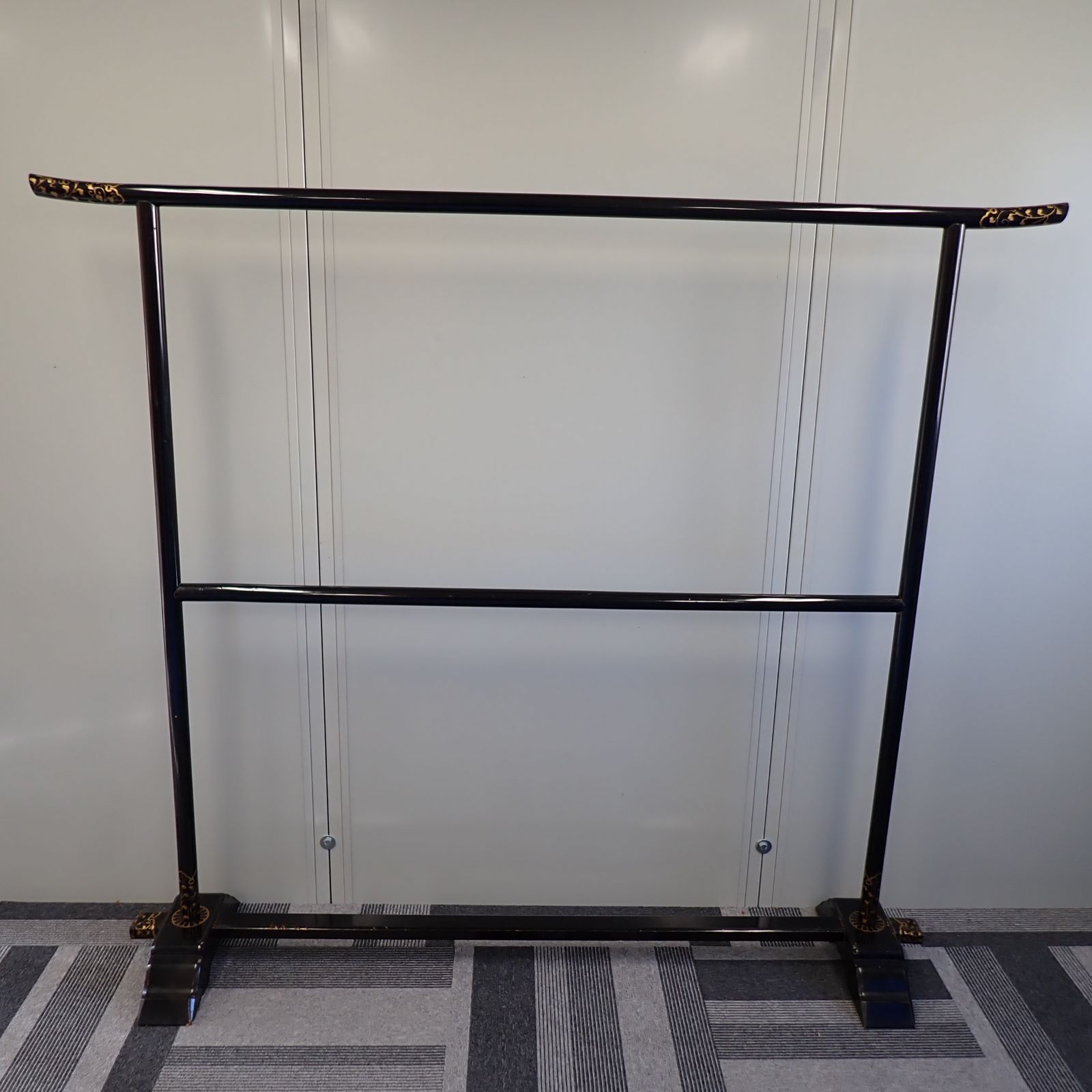 衣桁 帯掛 漆塗 黒塗 唐草金蒔絵 時代物 木製 端金金具 上部横幅176cm