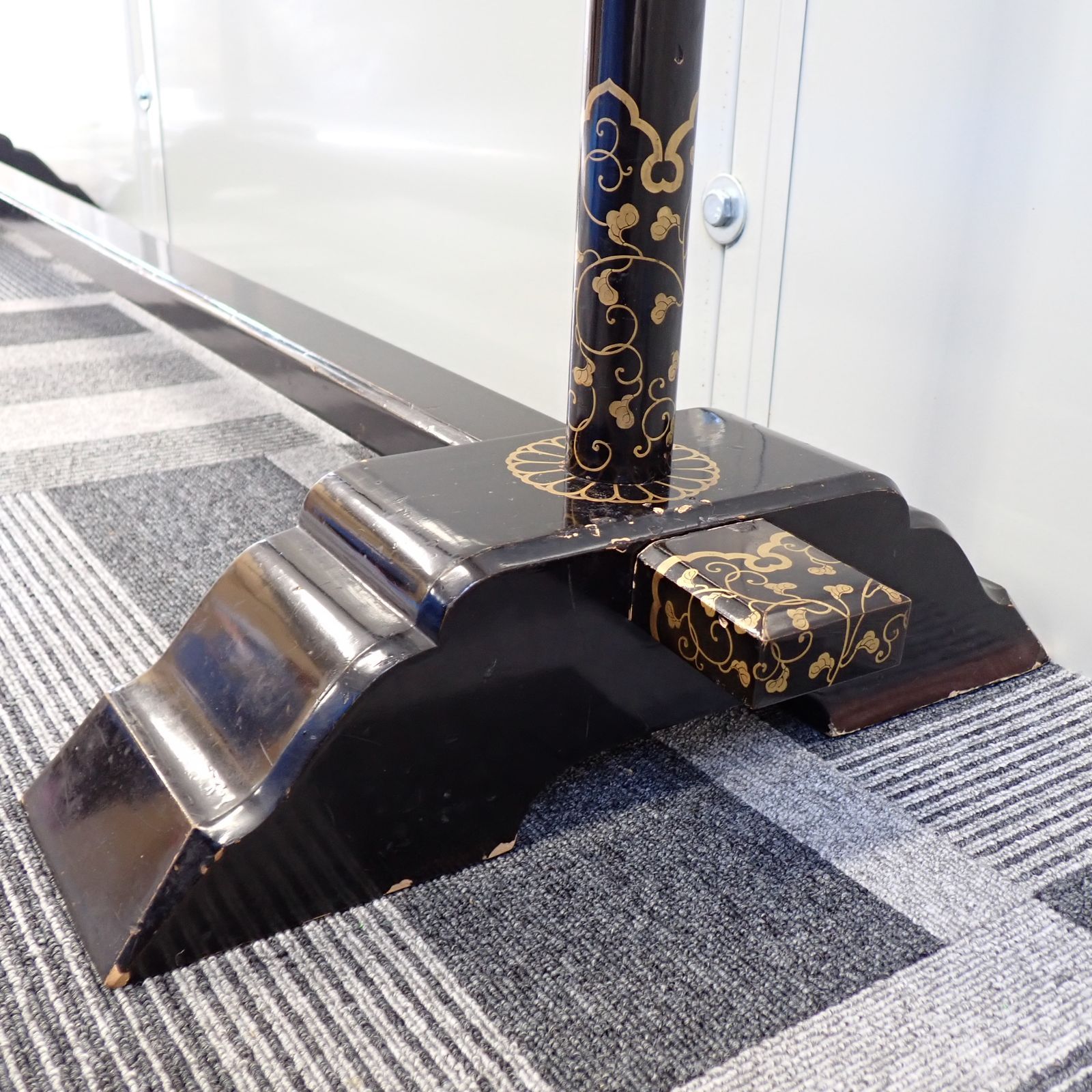 衣桁 帯掛 漆塗 黒塗 唐草金蒔絵 時代物 木製 端金金具 上部横幅176cm