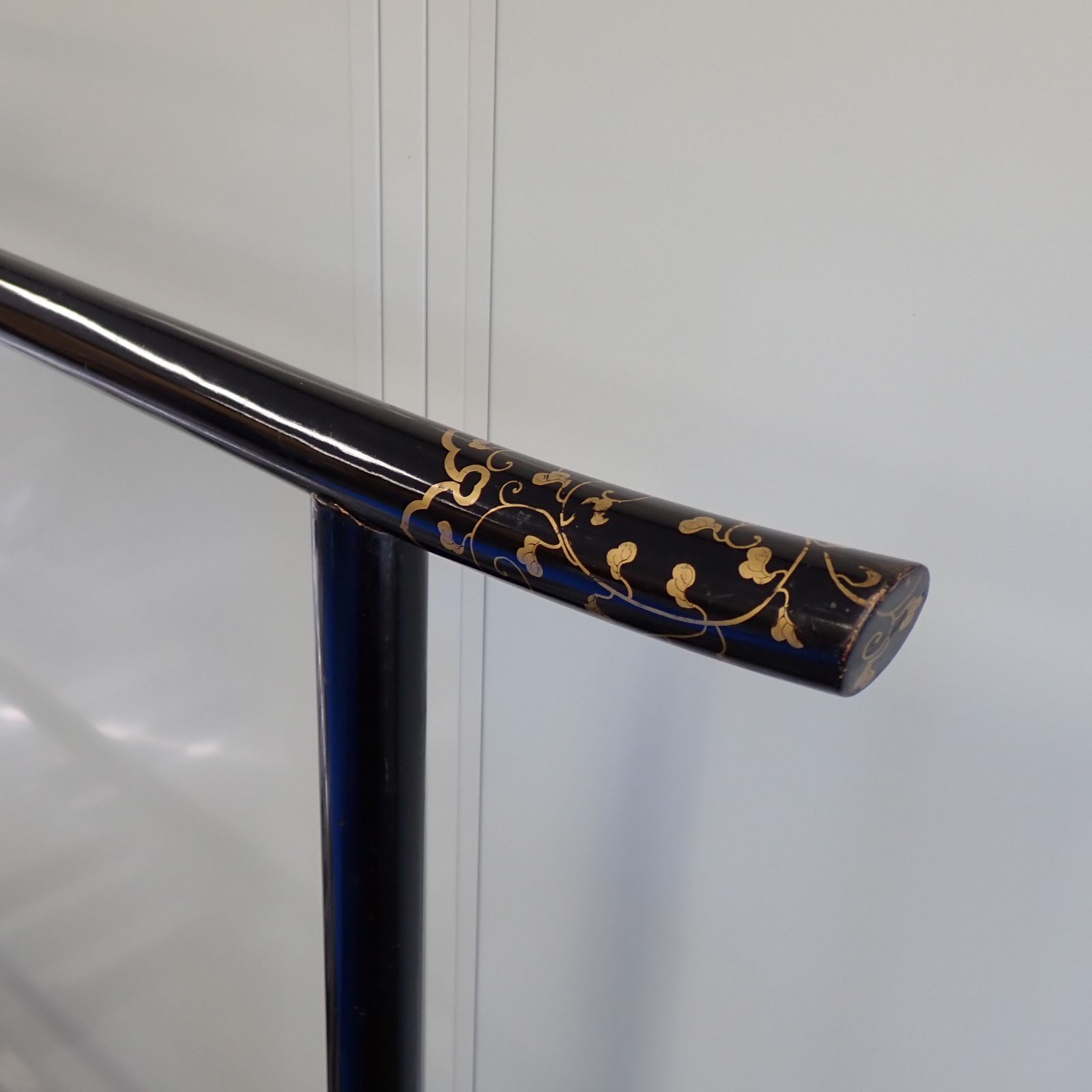 衣桁 帯掛 漆塗 黒塗 唐草金蒔絵 時代物 木製 端金金具 上部横幅176cm