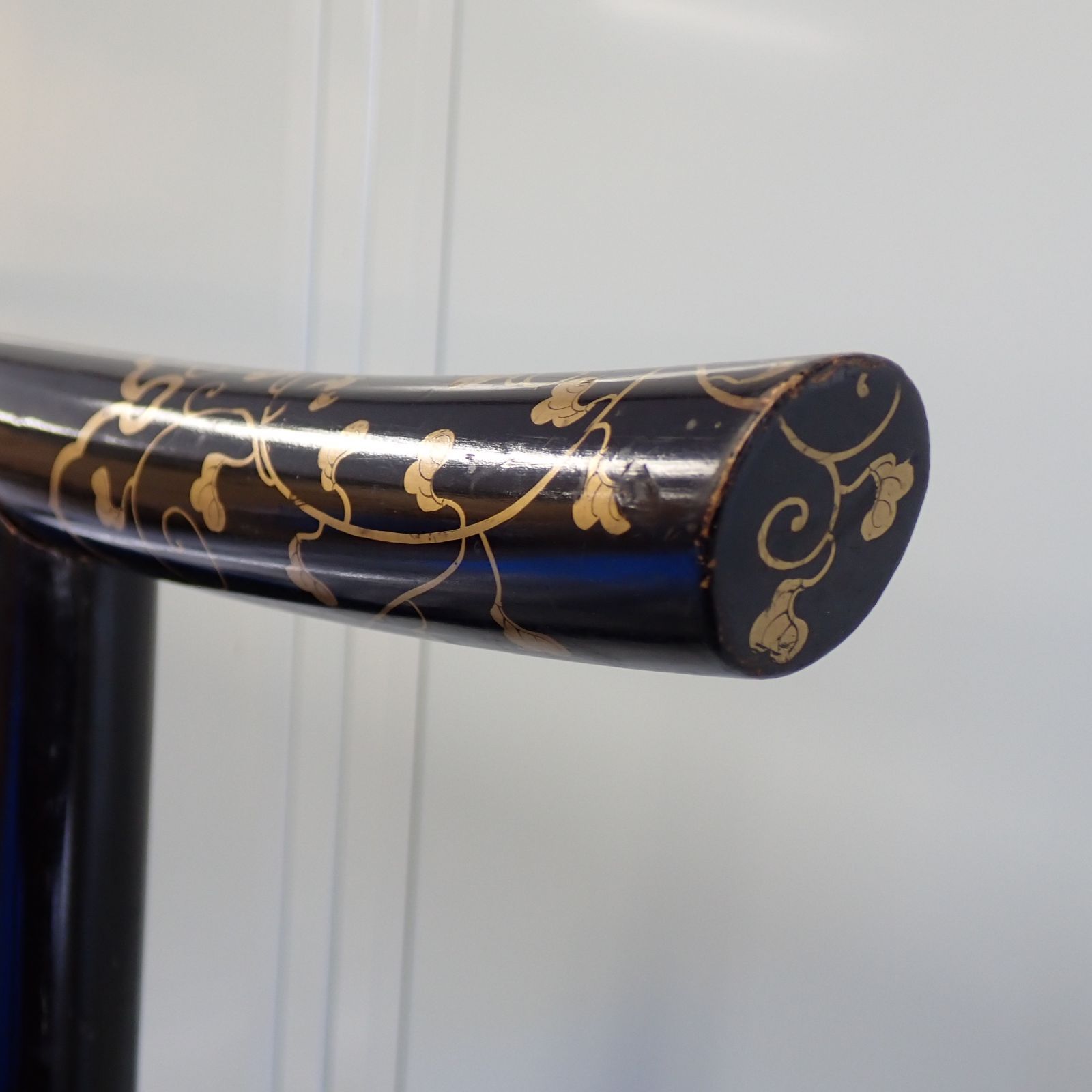 時代物 唐草金蒔絵 脇息 肘置 黒塗 木製 時代物 唐草金蒔絵 脇息 肘置 黒塗 木製