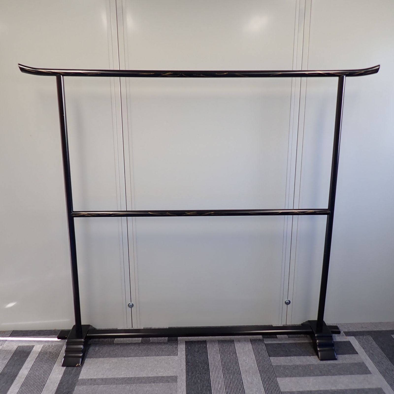 シ*ム様 着物用木製衣桁 漆塗り 金色装飾付き シ*ム様 着物用木製衣桁 漆塗り 金色装飾付き