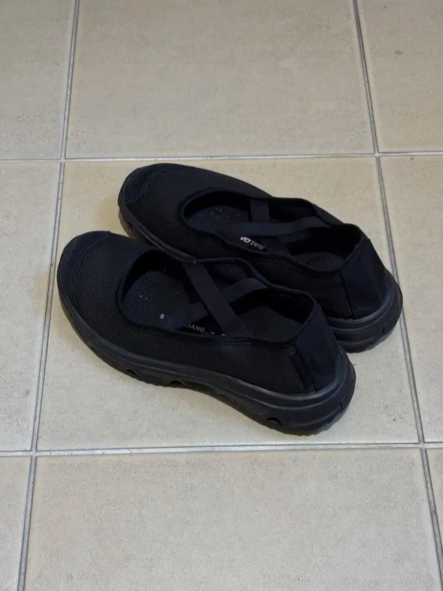 サロモン x サンディ リーアン メリージェーン ブラック 235