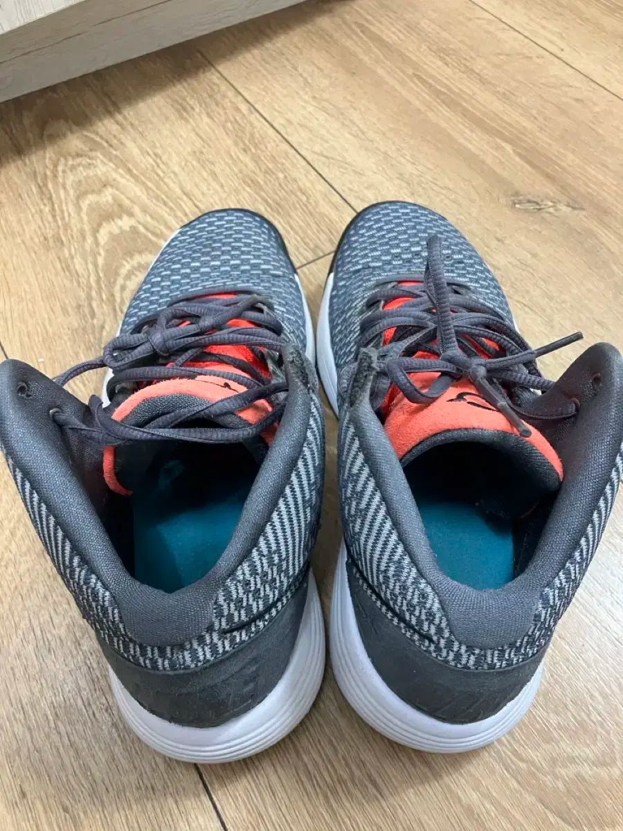 ダークグレー ブラック