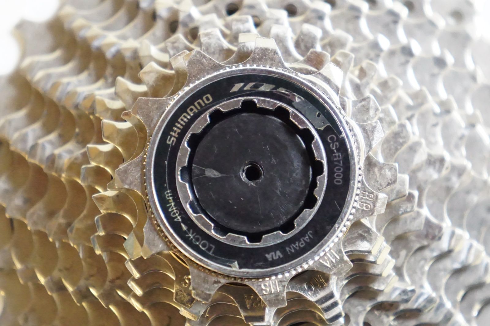 【超美品】【お買得】Shimano 前105 後300 タイヤ/スプロケット付 SHIMANO 「シマノ」 105 CS-R7000 11-28T スプロケット / バイチャリ