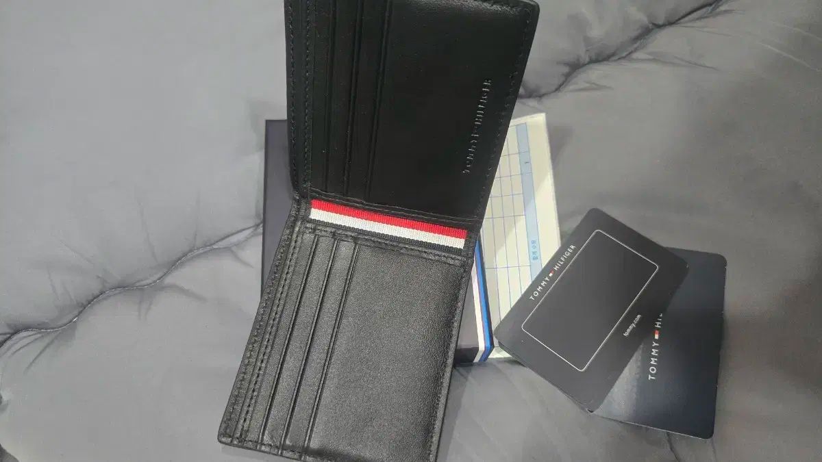 トミーヒルフィガー ブラック 二つ折り財布