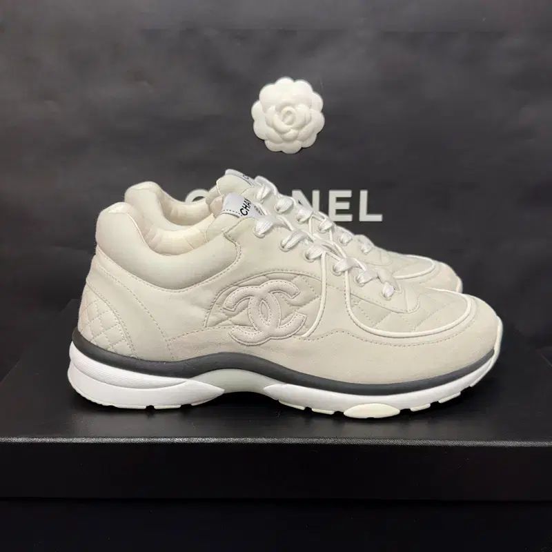 シャネル ファブリック カーフスキン エンボス クルーズ スニーカー アイボリー
