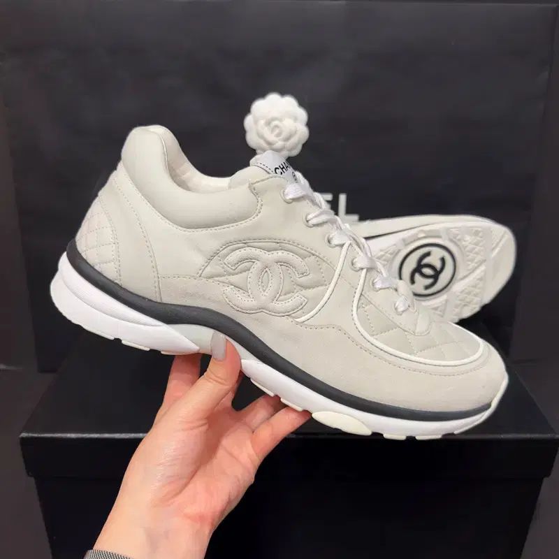 シャネル ファブリック カーフスキン エンボス クルーズ スニーカー アイボリー
