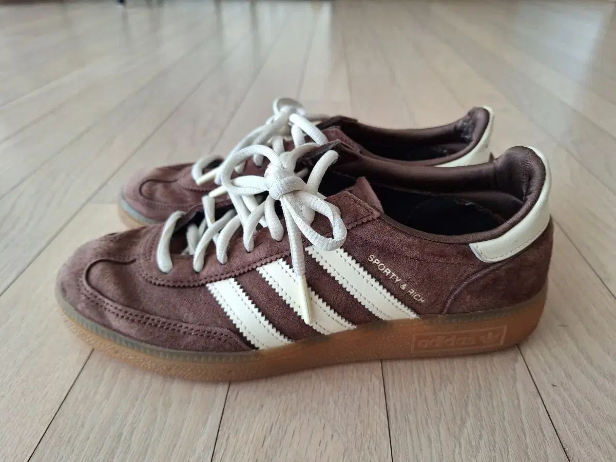 アディダス スポーティアンドリッチ ブラウン 245