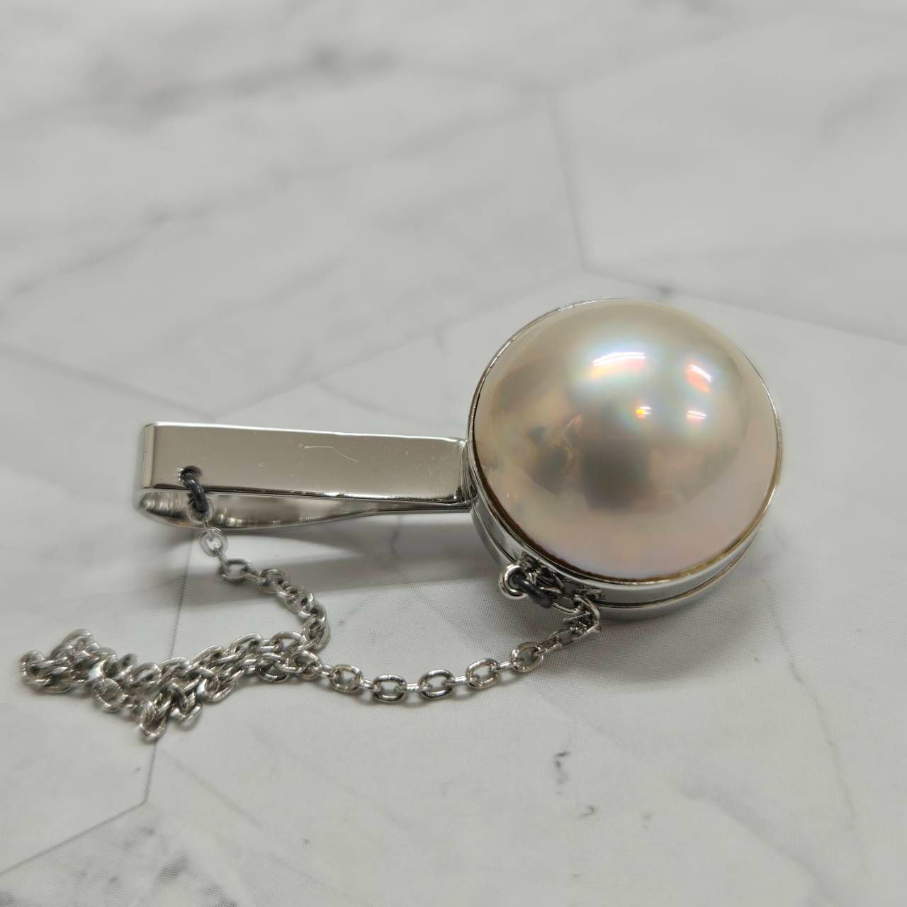 TASAKI PEARLS キラキラ輝く石が付いたシルバーのネクタイピン TASAKI