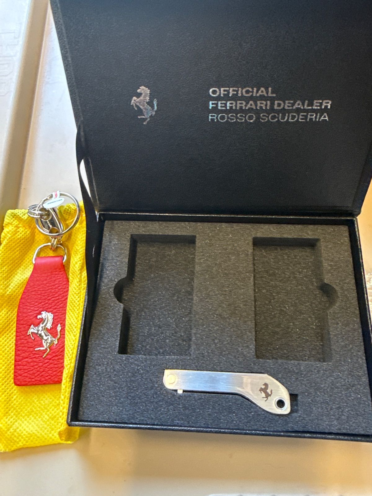 フェラーリ キーホルダー Ferrari ディーラー Rosso Scuderia 特製ボックス