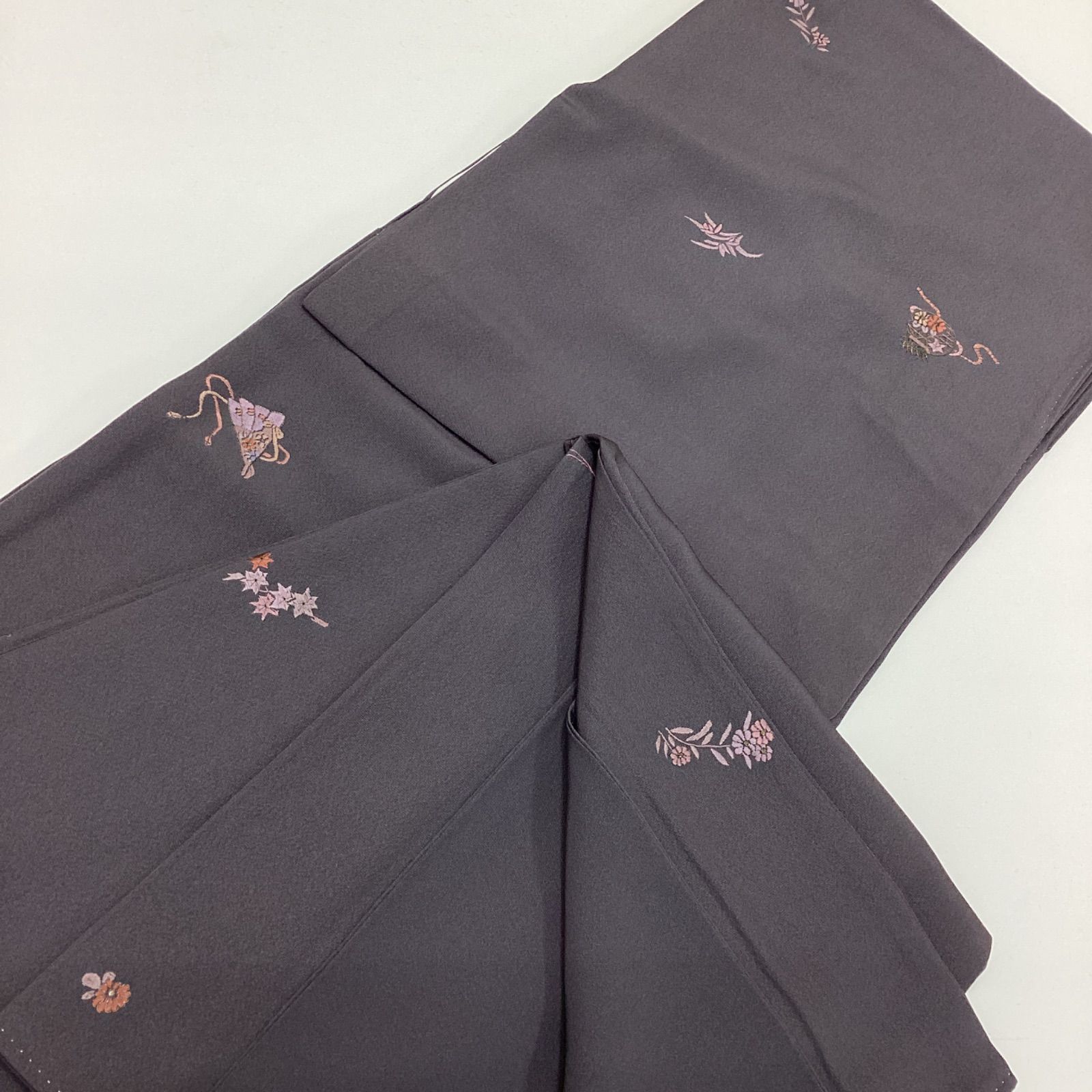 中古品 袷着物 飛び柄小紋 刺繍 ワイドサイズ 正絹R24 - メルカリ