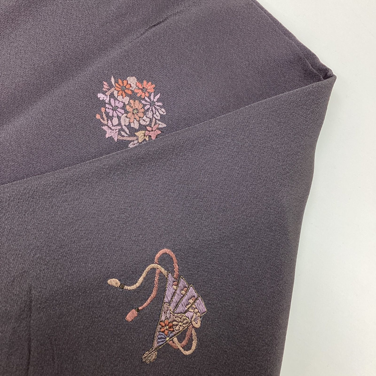 中古品 袷着物 飛び柄小紋 刺繍 ワイドサイズ 正絹R24 - メルカリ